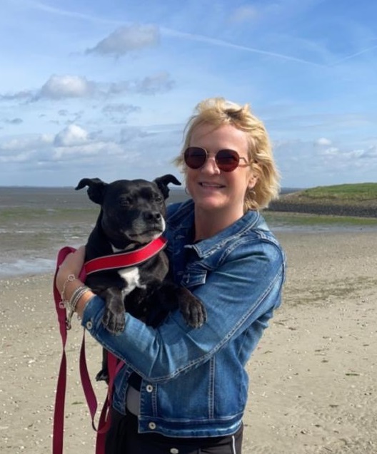 Bobbi in armen op strand Anke met Bobbi op strand