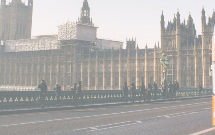House of Parliament met rode Engelse bus die voorlangs rijdt