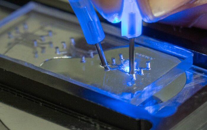 Een tumor-op-een-chip, ofwel een menselijk mini-model voor borstkankeronderzoek.