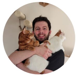 thomas-vrijwilliger Vrijwilliger Thomas met twee katten in z'n armen