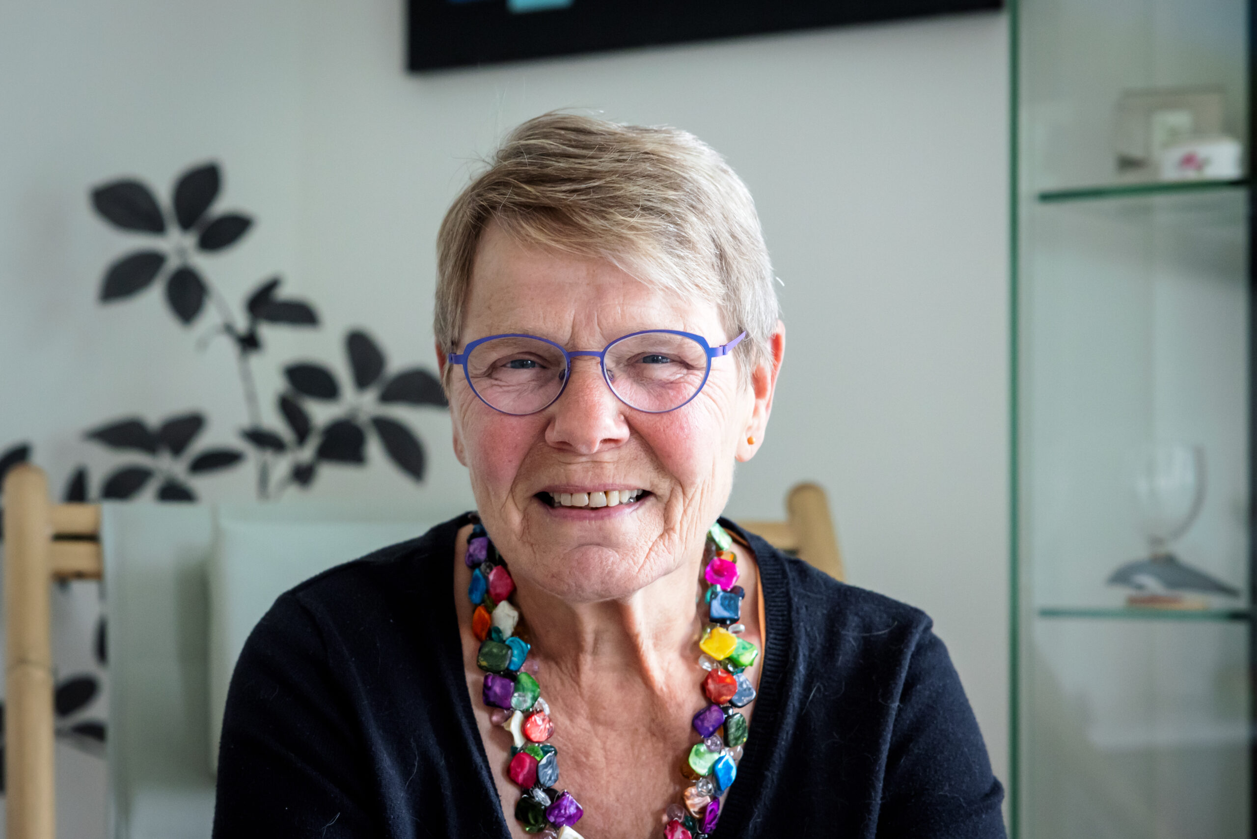Portret foto van een lachende Annet