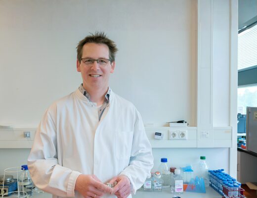 Bas van Balkom in het lab