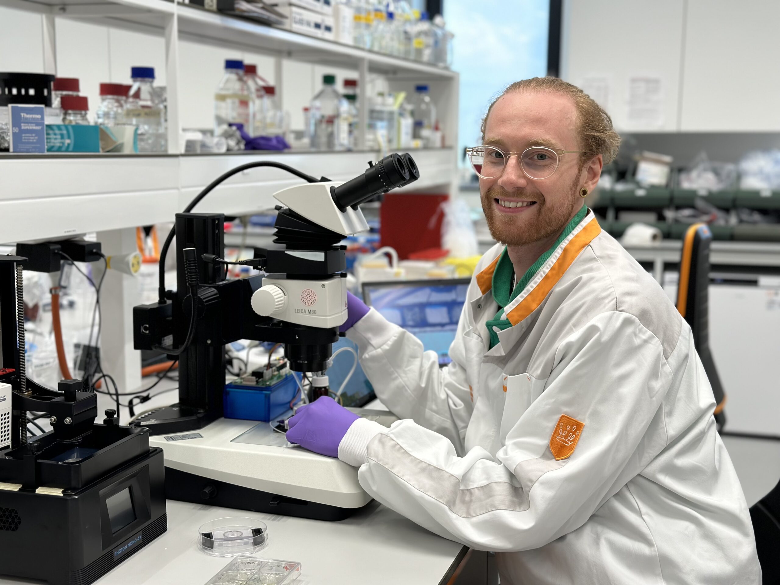 onderzoeker nils bessler achter de microscoop